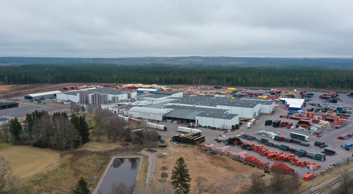 Aerial view of an industrial site with a building in its center (photo)
