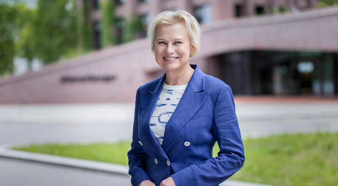 wienerberger CFO standing in front of the headquarters, smiling (photo)