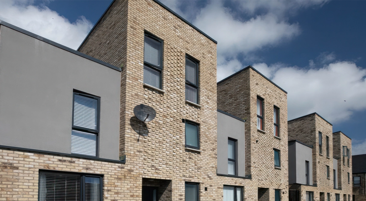 Row of angular houses with many windows and dark-colored sections (photo)