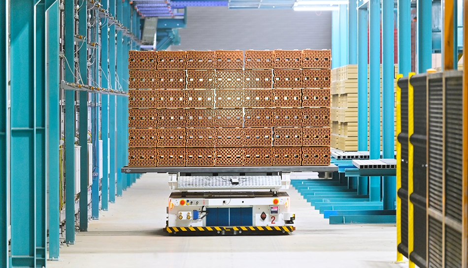 Bricks are transported by a vehicle on the grounds of the wienerberger plant in Uttendorf (photo)