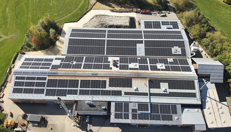 Roof of the wienerberger Uttendorf plant with installed photovoltaic panels. (photo)