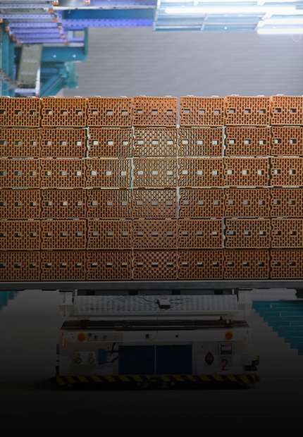 Bricks are transported by a vehicle on the grounds of the wienerberger plant in Uttendorf (photo)